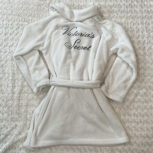Victorias Secret white plush robe. Size M/L. Super soft. With pockets.